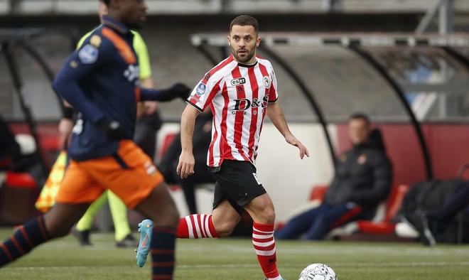 用球场上的 用球场上的