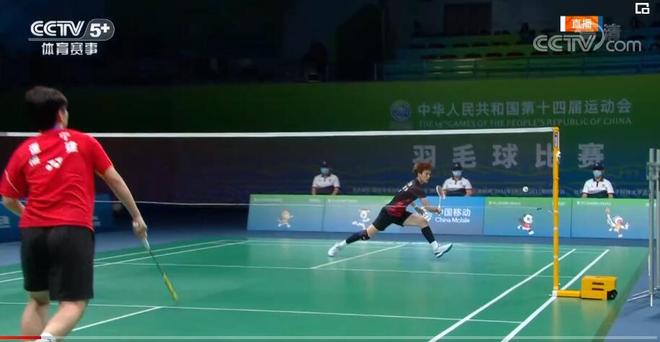 北京男篮全队为周琦庆祝29岁生日，翟晓川送上“蛋糕洗脸”.